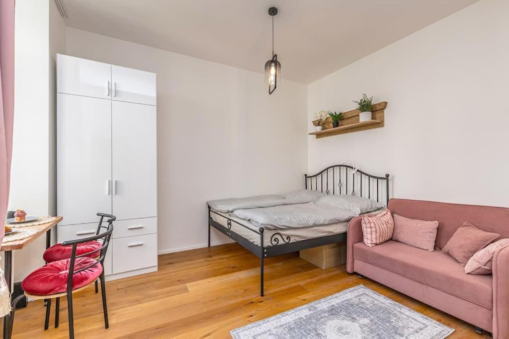 Cozy Quiet New Apartment In Karlin Square Prága Kültér fotó